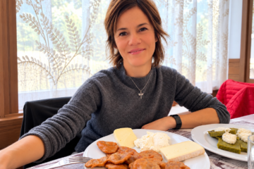 Frittelle di castagne accompagnate da ricotta e formaggi esempio di come inserire le castagne a dieta in un'alimentazione equilibrata.